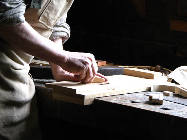 Nacemos de la influencia y formación  heredada en el sector de la <strong>carpintería de madera y ebanistería  en Chantada.</strong>